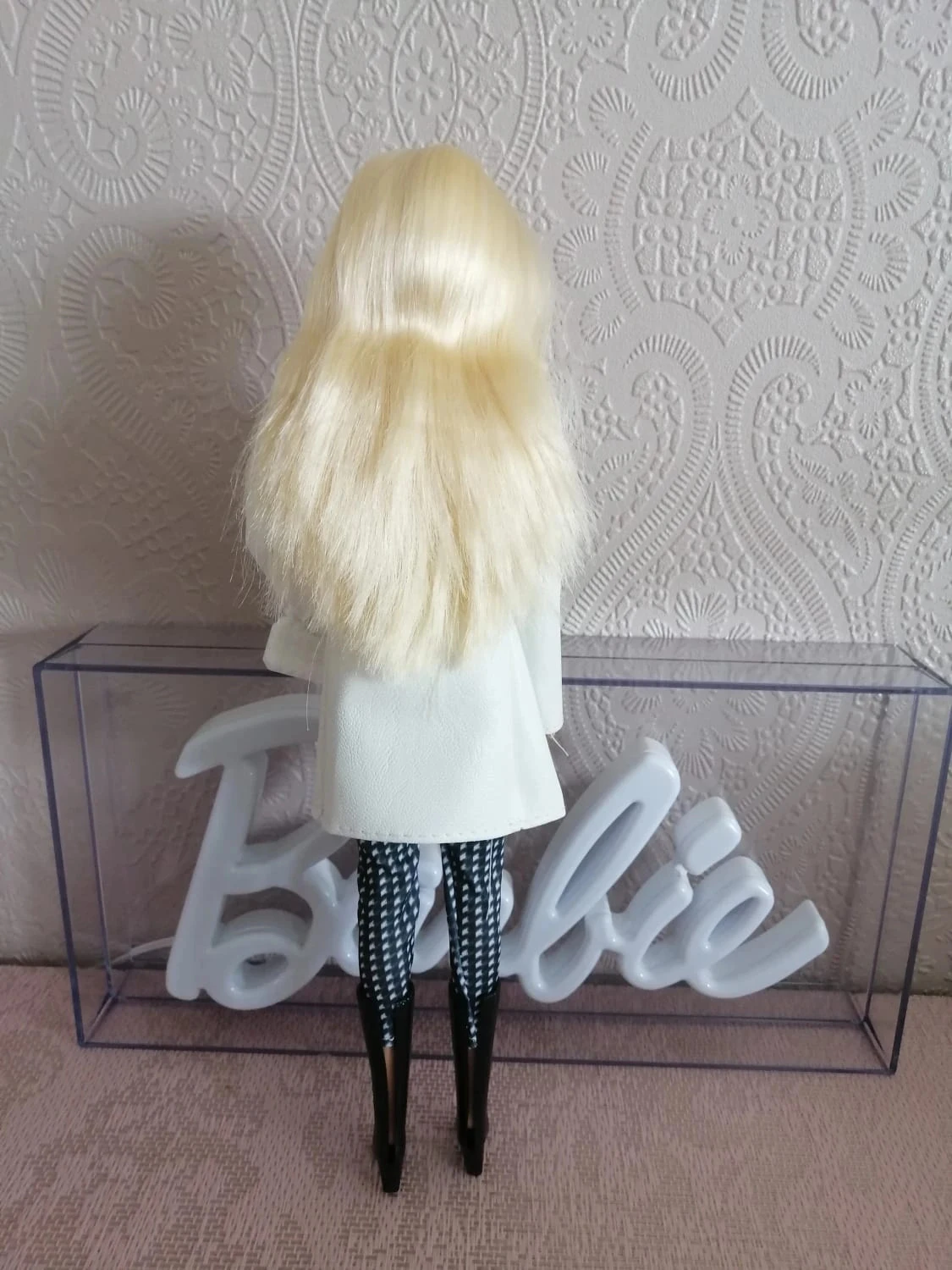Jolie Barbie dans une tenue décontractée – photo 3